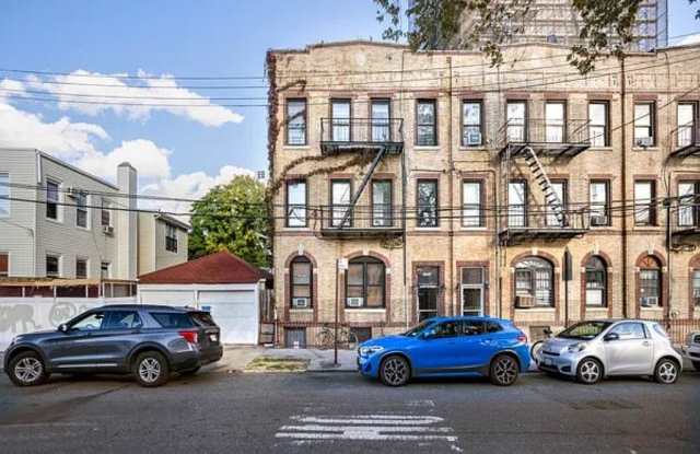 1715 East 8th Street Gallery 3