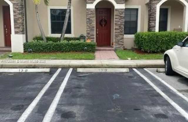 467 SE 32nd Ter - 467 Southeast 32nd Terrace, Homestead, FL 33033