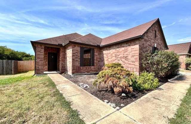 Cozy 3BR/2BA Home with Covered Deck  Fenced Backyard photos photos