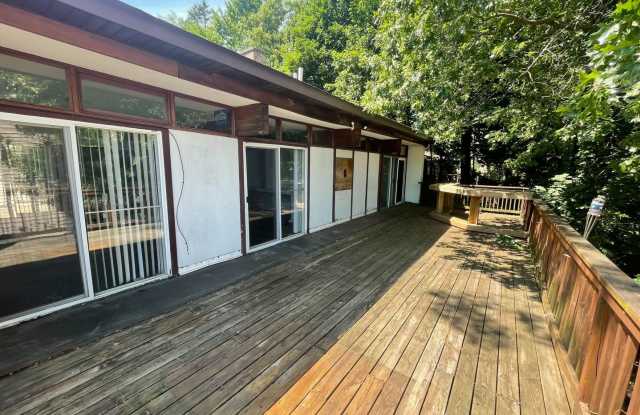 1407 Sutherland - 5 Bed/2 Bath House Near WMU/K College - 1407 Sutherland Avenue, Kalamazoo, MI 49006