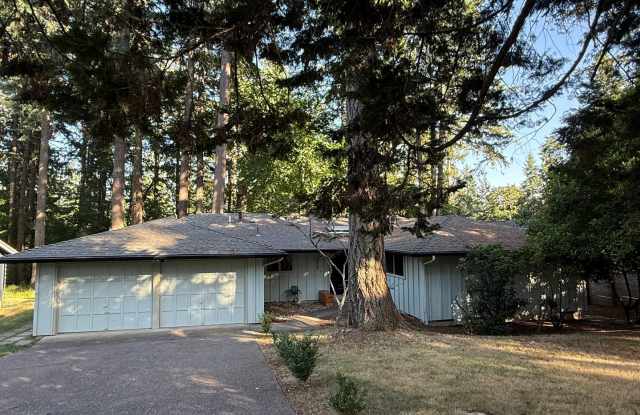 Pet Friendly Home with Pool Access! - 2225 Northwest Estaview Circle, Corvallis, OR 97330