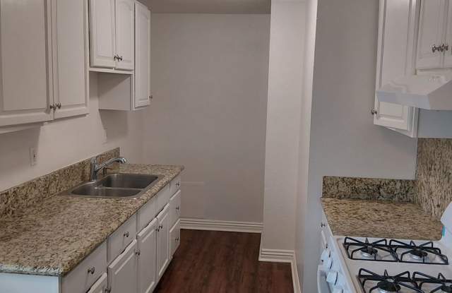 Downstairs Beautiful 3br/1bath with a private yard. Must See! photos photos