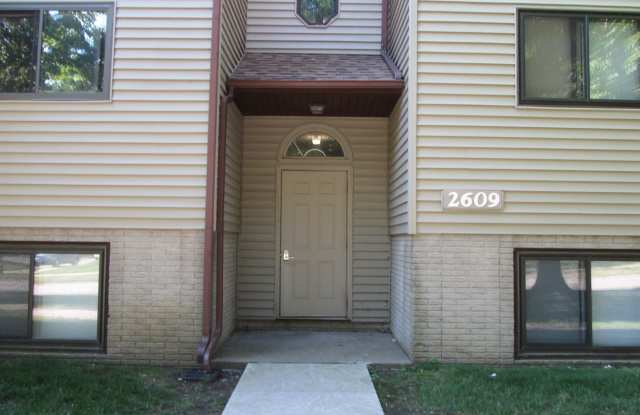 1 bedroom, 1 bath condo on Iowa City's west side - 2609 Westwinds Drive, Iowa City, IA 52246