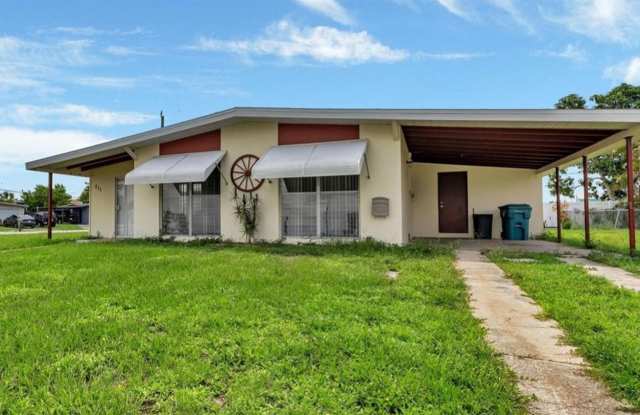 3/1 on a large corner lot photos photos