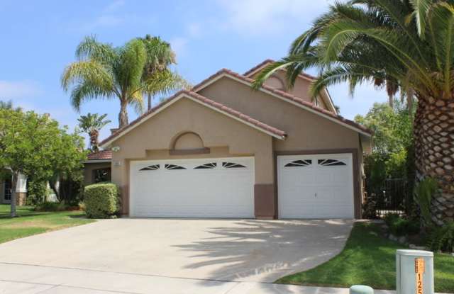 Coming Soon! Great Views 2 story 4/2.5 bath home in Corona Vista for lease! Gallery 3