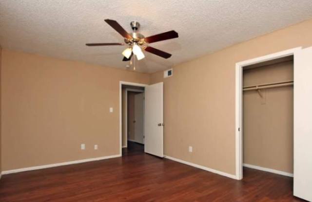 1752 Woodward St photos photos