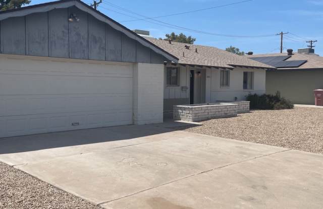 Updated 3-bed, 2-bath single-family home in a convenient Scottsdale location! Gallery 1