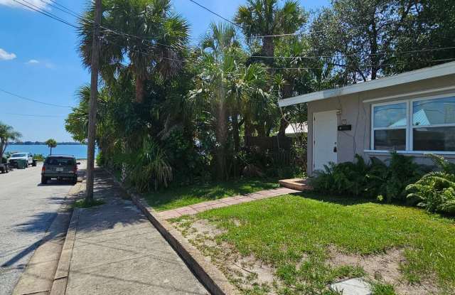 Cocoa Village Duplex Bungalow Including Water. Gallery 3