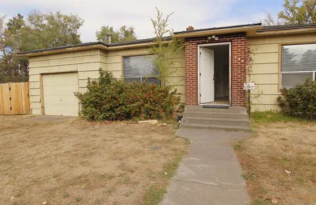 Comfort and Convenience in NE Bend. Pet-Friendly, 2-Bedroom Gem! photos photos