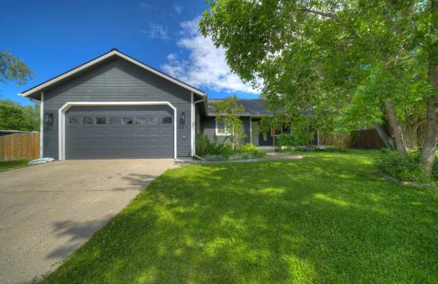 Valley West Three Bedroom Home with Large Fenced Yard photos photos Valley West Three Bedroom Home with Large Fenced Yard photos photos