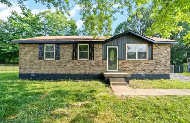 Newly Renovated 3 Bedroom Home For Rent Near Post! Gallery 1