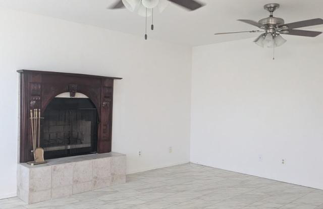 1/2 off 1st Month's Rent! Charming 3 Bedroom House in FM Gallery 2