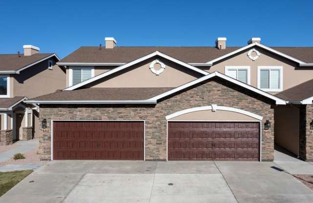 Stylish 3-Bedroom Townhome with Fireplace, Modern Kitchen & Spacious Layout! photos photos Stylish 3-Bedroom Townhome with Fireplace, Modern Kitchen & Spacious Layout! photos photos