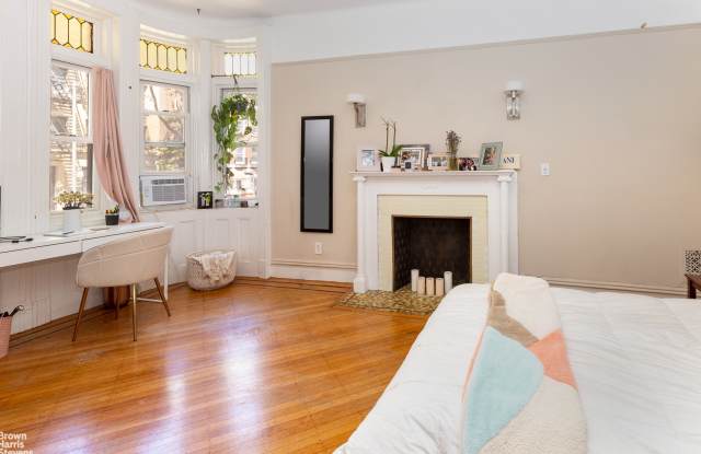 1046 Sterling Pl Gallery 4
