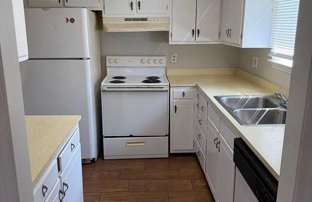 Room in 3 Bedroom Home in Burlington Gallery 3