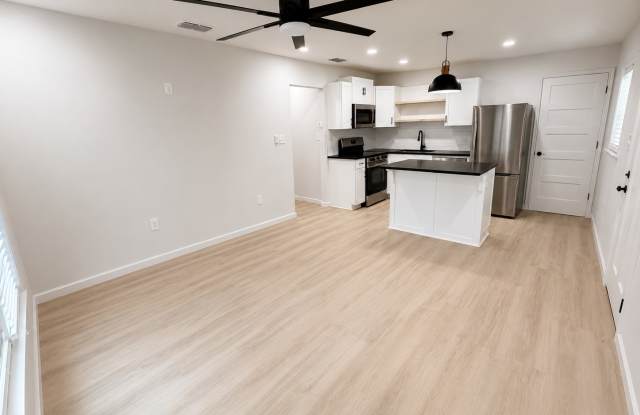 1409 North Englewood Avenue Gallery 3