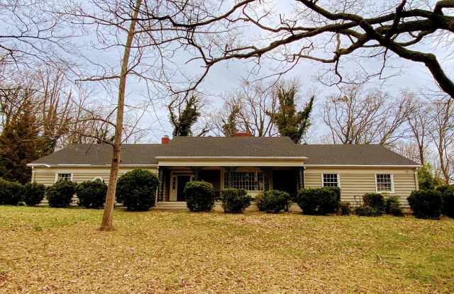 Beautiful 3 Bedroom, 3 bath historic home on Pelham Road - 719 Pelham Road, Wade Hampton, SC 29615