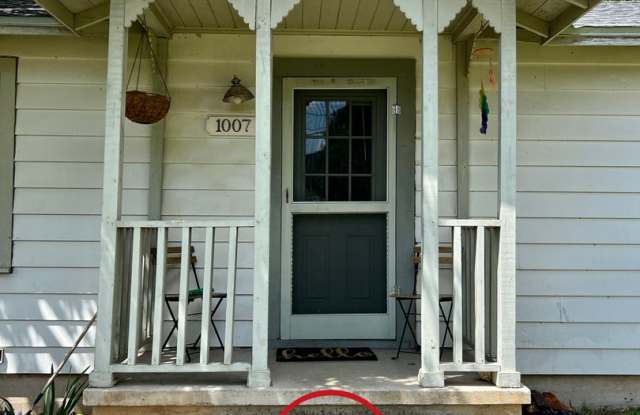 Available Now: 1950's Home Walkable to Texas State Gallery 4