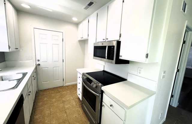 Completely Updated Roseville Townhouse available NOW Gallery 4