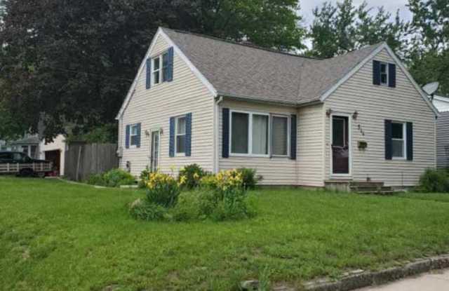 FOR RENT Spacious 4 Bed / 1 Bath Home on Corner Lot! photos photos