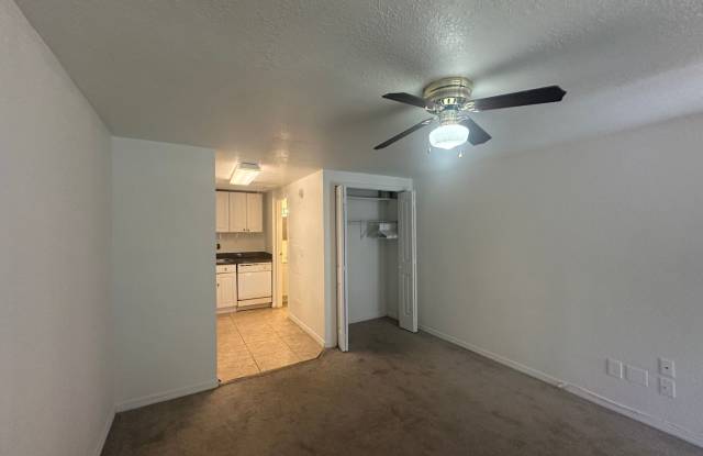 LIMITED SPECIAL: Lease by 10/31 and get HALF of your first full month RENT FREE!!! Gallery 4