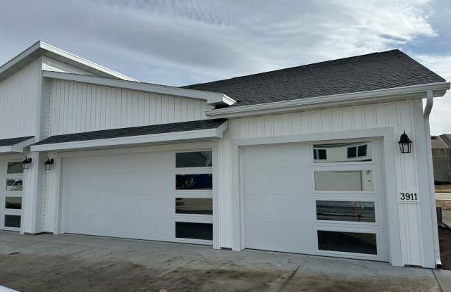 2 Bed | 2 Bath | 3 Stall Garage | Patio Twin-Home Gallery 1