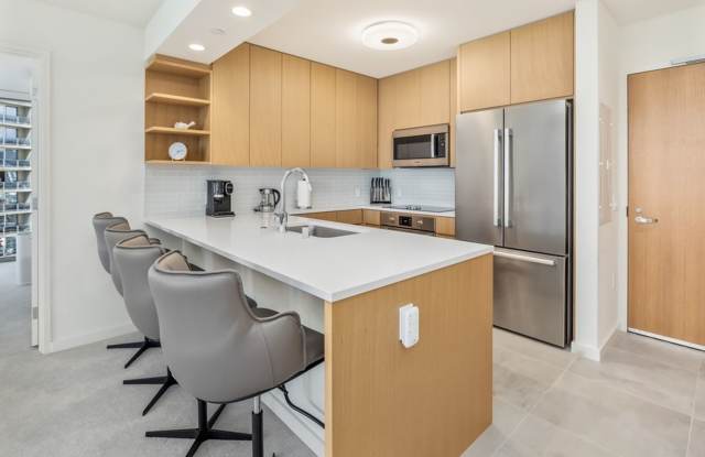 Sky Ala Moana #1701: Spacious Condo w/ Ocean Views Gallery 4