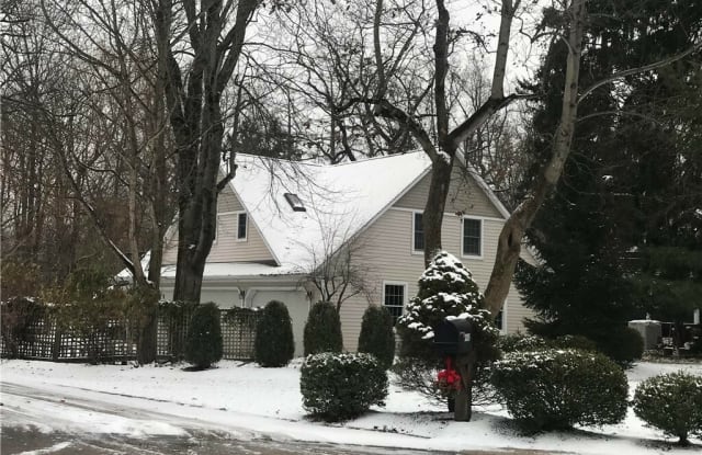 285 QUARRY STONE LANE - 285 Quarrystone Lane, Berea, OH 44017