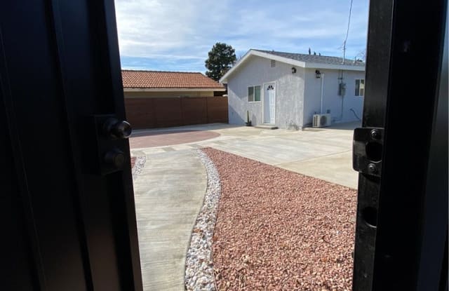 556 Alexander - 556 N Alexander St, San Fernando, CA 91340