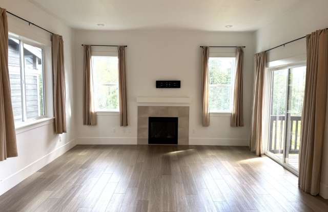 17820 SW Maiden Court ~  MOVE-IN SPECIAL $500 Off 1st Month's Rent!!  Amazing Tri-Level Home Gallery 3