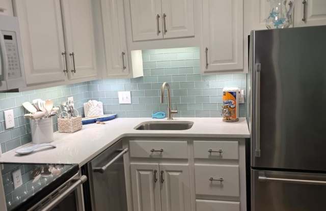 Adorable Furnished First Floor Beach-Oriented Condo - 6 mo Lease Term Available! Gallery 1