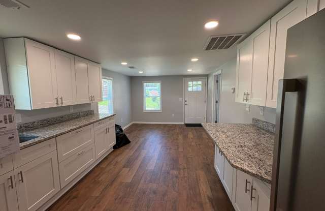 Modern Comfort Meets Small-Town Charm at 206 Hillcrest Gallery 4