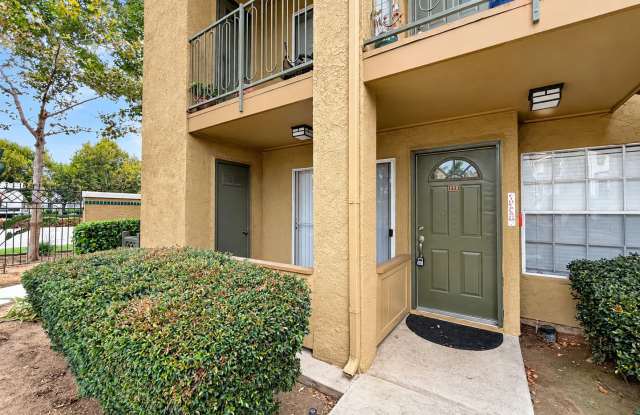 1 bed, 1 bath located in Corona! Gallery 1