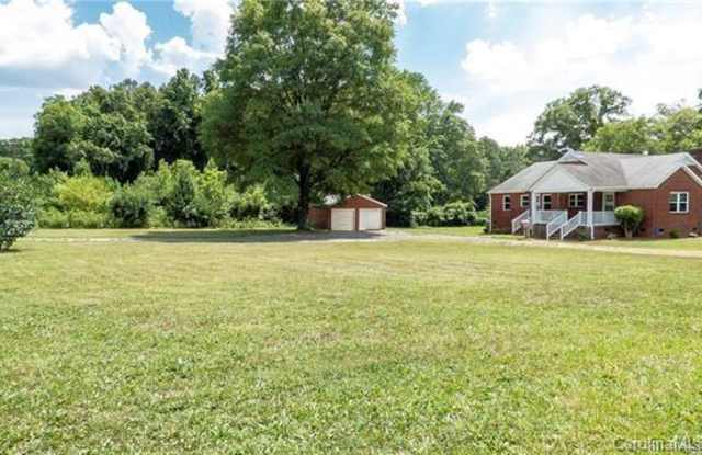 5805 Tuckaseegee Road Gallery 3