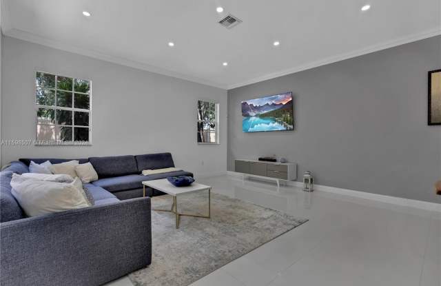 913 SW 147th Ter Gallery 3