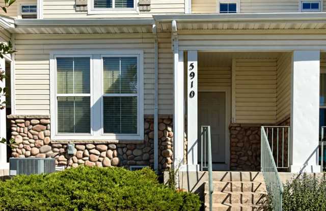 2-BED TOWNHOME | UPDATED LVP FLOORS + 2-CAR GARAGE Gallery 1