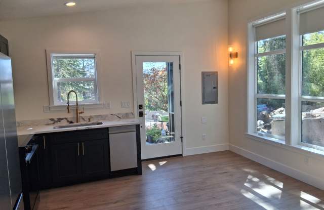 Stylish Newer Built One-bedroom in the Heart of Ashland Gallery 4