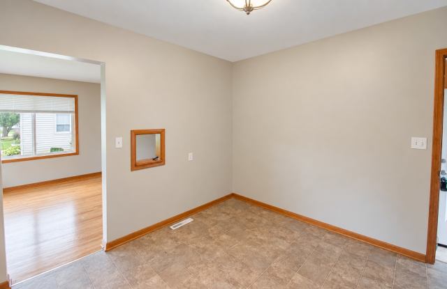 Bright & Charming 3-Bedroom Elton Hills Rambler Gallery 4