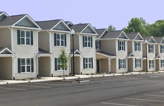 **SHOWINGS CURRENTLY UNAVAILABLE UNTIL JUNE 1ST 2025 AS ALL UNITS ARE CURRENTLY FILLED** photos photos