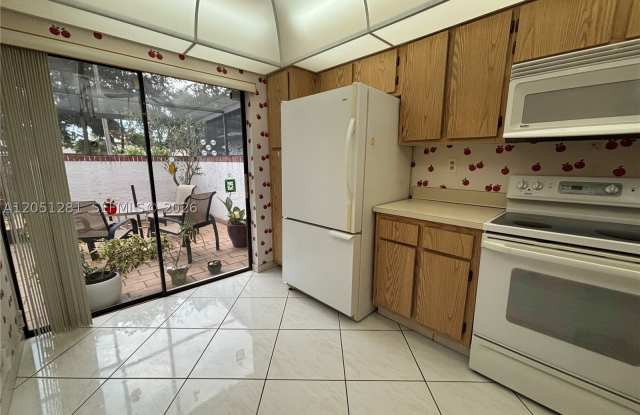 6453 Pinehurst Cir W Gallery 4