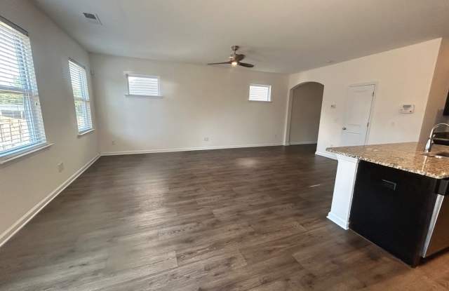 3 bed 3 bath home available near Forest Lake! - 1941 square feet Gallery 4