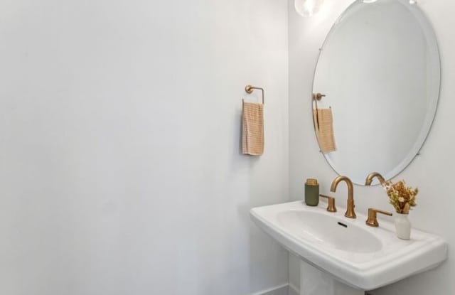6016 Old Pineville Road Gallery 2
