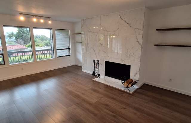 Luxurious 2-Bed, 2-Bath Condo with Spectacular Views and Designer Upgrades in Kirkland!! - 11642 100th Avenue Northeast, Kirkland, WA 98034