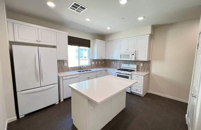 Stylish 2 Bedroom 2.5 Bath Townhouse in San Marcos - 383 Mission Villas Road, San Marcos, CA 92069