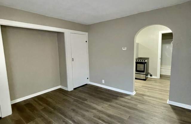 Remodeled Studio HOUSE with Fence and Garage Gallery 3