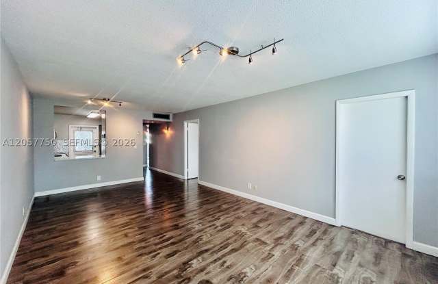2300 Park Ln Gallery 3