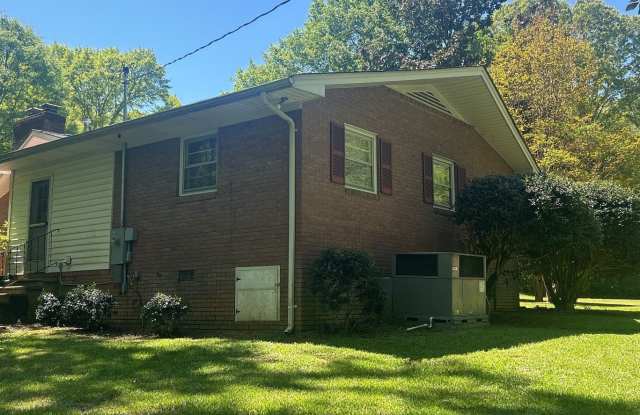 Three-Bedroom, Two-Bathroom Brick Home Gallery 4