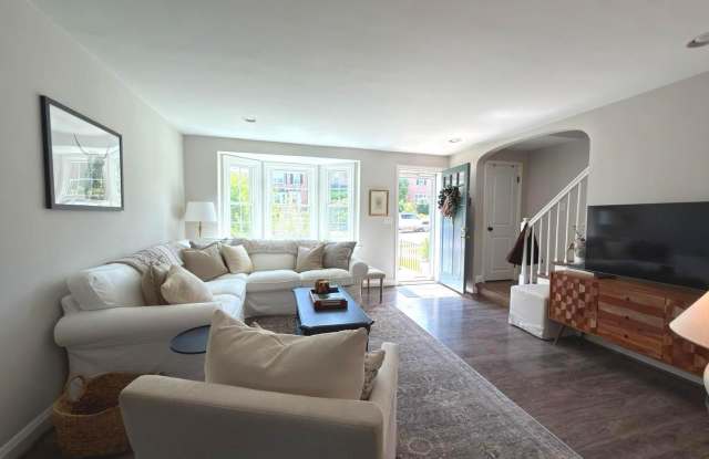 Beautiful 3-bedroom, 2-full-bath townhome in desirable Rodgers Forge! Gallery 4