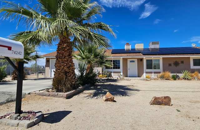 3 Bed 2 Bath Home, Spacious 2 Car Garage & a Fully Fenced Back Yard Gallery 3