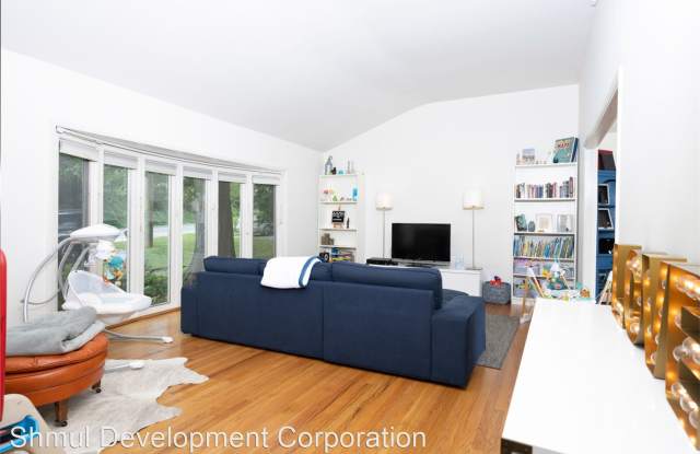6521 Greentree Rd Gallery 2